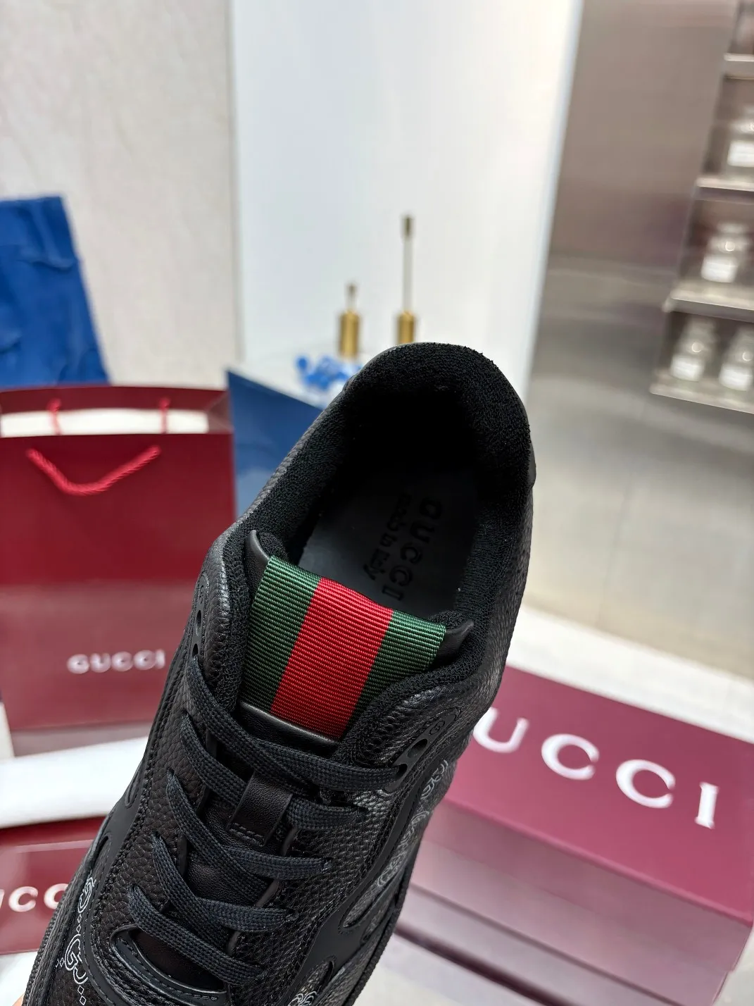 Men's Men's Shoes 💰660 Gucci Gucci's latest hot-selling series of high and low-top distressed couple sneakers are shipped. Original purchase, development and production. This high-low top sneaker adopts a basketball-style silhouette design, cleverly integrated with hollow panels and distressed effects, showing its unique ingenuity. The ingenuity incorporates brand logo details such as interlocking Double G styling accessories and Gucci lettering, a low-key tribute to the brand's design heritage.  ▪️ Fabric: Original customized imported first-layer cowhide ▪️ Lining: Sweat-absorbent and deodorant towel lining ▪️ Sole: Original molded TPU sole ▪️ Sole thickness: 3cm ▪️ Size: Male 39-46 (46 customized)